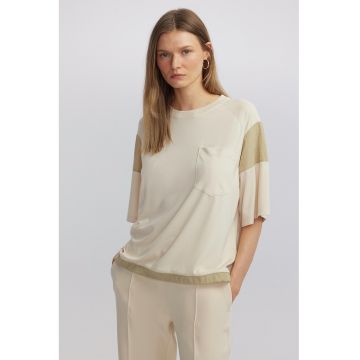 Tricou lejer cu decolteu la baza gatului