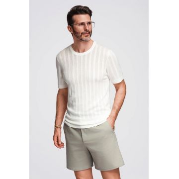 Tricou cu decolteu rotund si aspect perforat