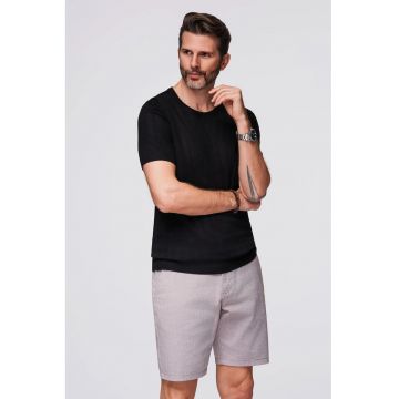 Tricou cu decolteu rotund si aspect perforat