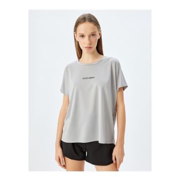 Tricou lejer cu decolteu la baza gatului