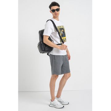 Tricou de bumbac cu decolteu la baza gatului si model grafic