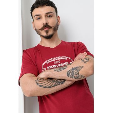 Tricou cu imprimeu frontal si decolteu la baza gatului York