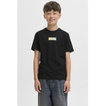 Tricou cu imprimeu logo discret si decolteu la baza gatului