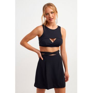 Top crop cu detaliu decupat