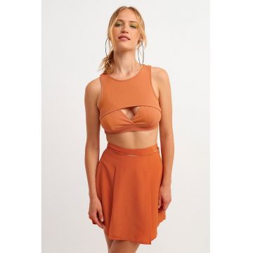 Top crop cu detaliu decupat