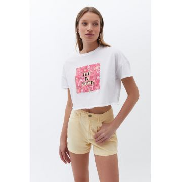 Tricou crop cu text