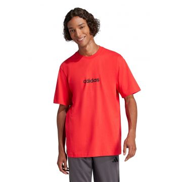 Tricou cu logo si decolteu la baza gatului