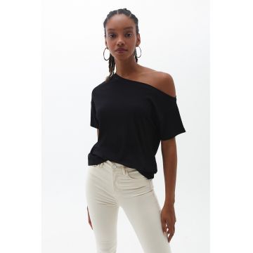 Tricou uni cu decolteu pe umar
