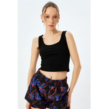 Top crop cu decolteu rotund