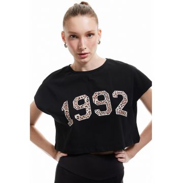 Tricou crop cu imprimeu text