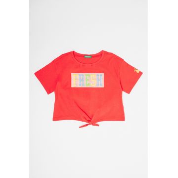 Tricou cu decolteu la baza gatului si broderie