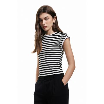 Tricou cu decolteu la baza gatului si dungi