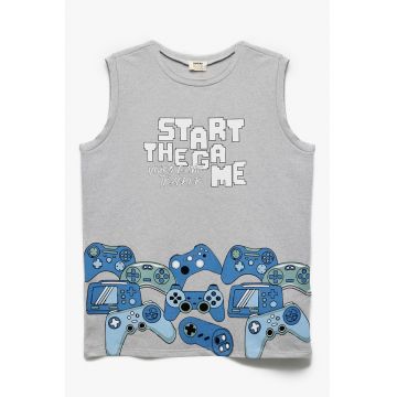 Tricou cu decolteu la baza gatului si imprimeu grafic