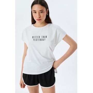 Tricou cu decolteu la baza gatului si imprimeu text