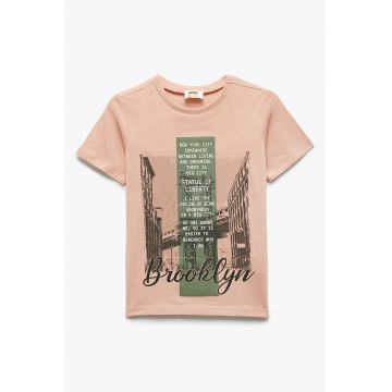 Tricou cu imprimeu grafic si text