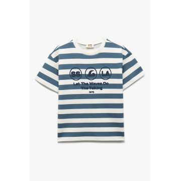 Tricou cu model in dungi si decolteu la baza gatului