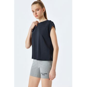 Tricou din amestec de modal cu decolteu la baza gatului