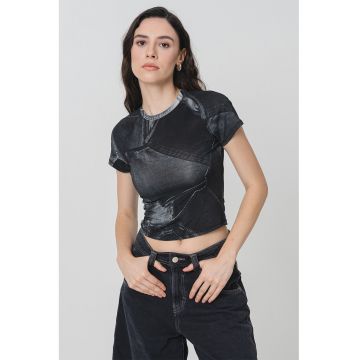 Tricou crop cu imprimeu grafic