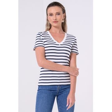 Tricou cu decolteu in V