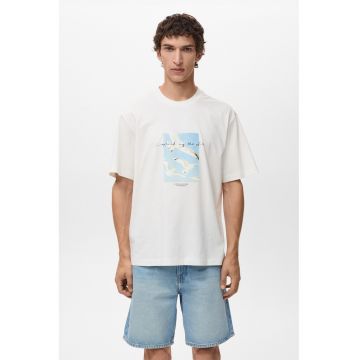 Tricou cu decolteu la baza gatului - imprimeu grafic si text
