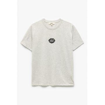 Tricou cu decolteu la baza gatului si imprimeu discret