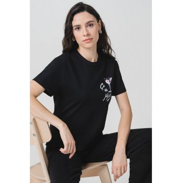 Tricou cu decolteu la baza gatului si imprimeu grafic