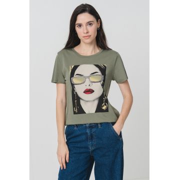 Tricou cu decolteu la baza gatului si imprimeu grafic