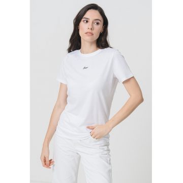 Tricou cu decolteu la baza gatului si logo discret