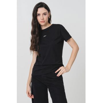 Tricou cu decolteu la baza gatului si logo discret
