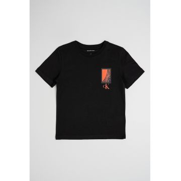 Tricou cu imprimeu grafic si logo
