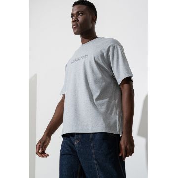 Tricou cu maneci cazute si decolteu la baza gatului
