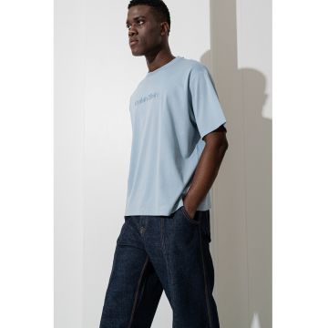 Tricou cu maneci cazute si decolteu la baza gatului