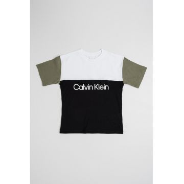 Tricou cu model colorblock si imprimeu logo