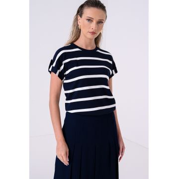 Tricou lejer in dungi cu decolteu la baza gatului