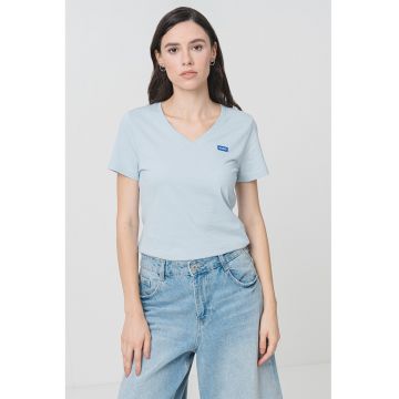 Tricou slim fit cu decolteu in V