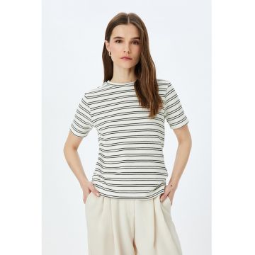 Tricou slim fit cu dungi