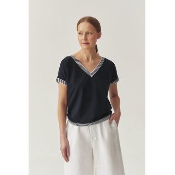 Tricou cu decolteu in V si accente cu dungi