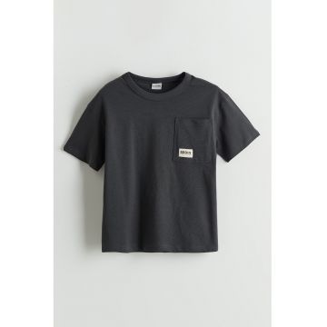 Tricou cu decolteu la baza gatului si buzunar pe piept