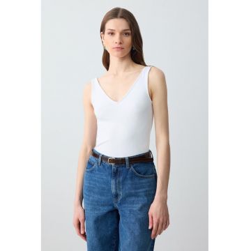 Top slim fit cu decolteu in V