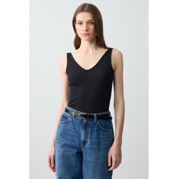 Top slim fit cu decolteu in V