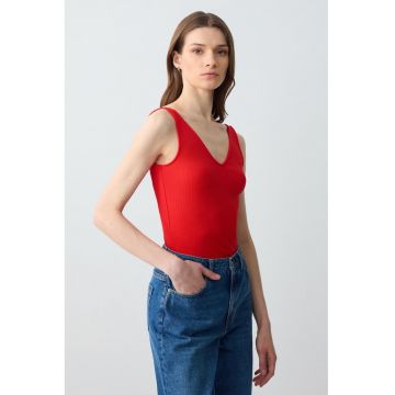 Top slim fit cu decolteu in V