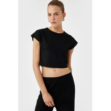 Tricou crop cu decolteu la baza gatului