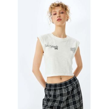 Tricou crop cu imprimeu text