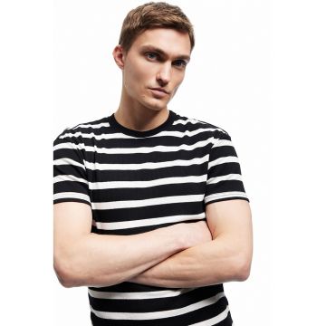 Tricou cu decolteu la baza gatului