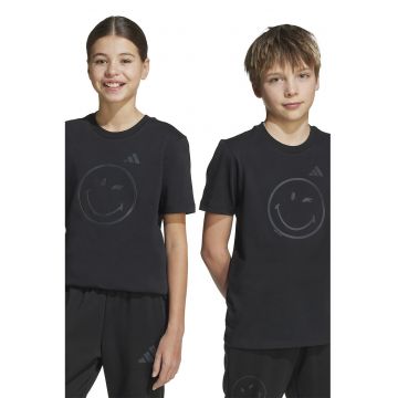 Tricou cu decolteu la baza gatului si fata zambitoare