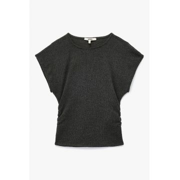 Tricou cu decolteu rotund si fronseuri laterale