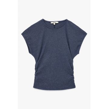 Tricou cu decolteu rotund si fronseuri laterale