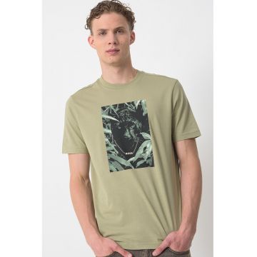 Tricou regular fit cu decolteu la baza gatului si imprimeu grafic