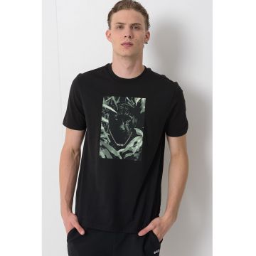 Tricou regular fit cu decolteu la baza gatului si imprimeu grafic