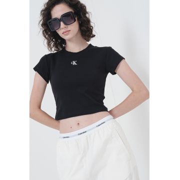 Tricou crop cu decolteu la baza gatului